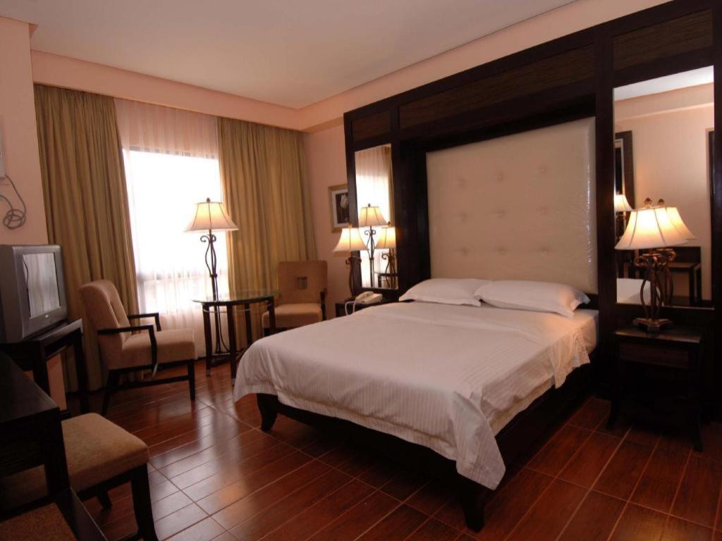 Planta Centro Bacolod Hotel & Residences Exteriör bild