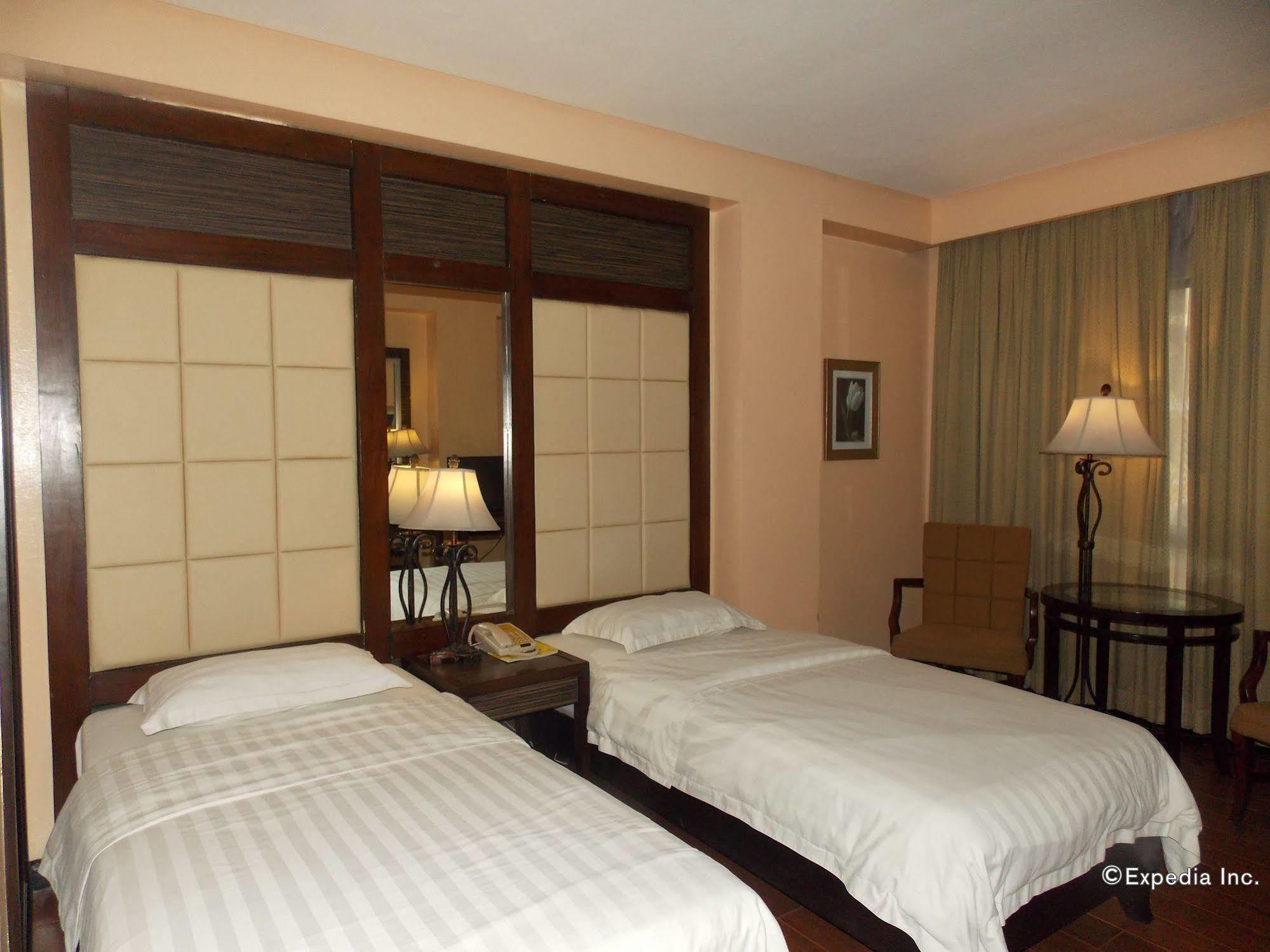 Planta Centro Bacolod Hotel & Residences Exteriör bild